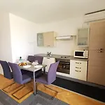 And With Parking Space - 6767 Gostinjska kuća 3*