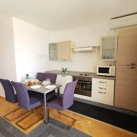 And With Parking Space - 6767 Guest house 3*