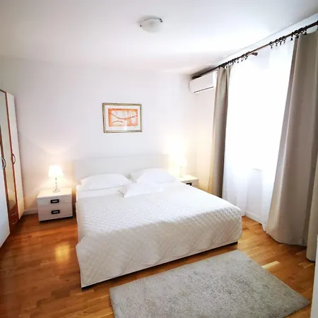 And With Parking Space - 6767 Guest house 3*