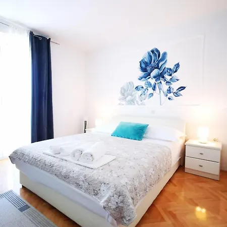 And With Parking Space - 6767 Guest house 3*
