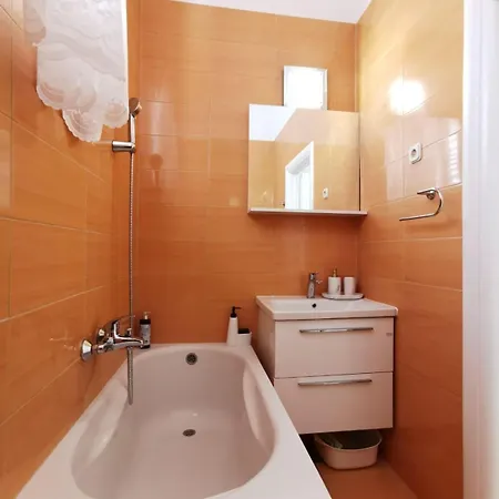 Guest house And With Parking Space - 6767 Makarska